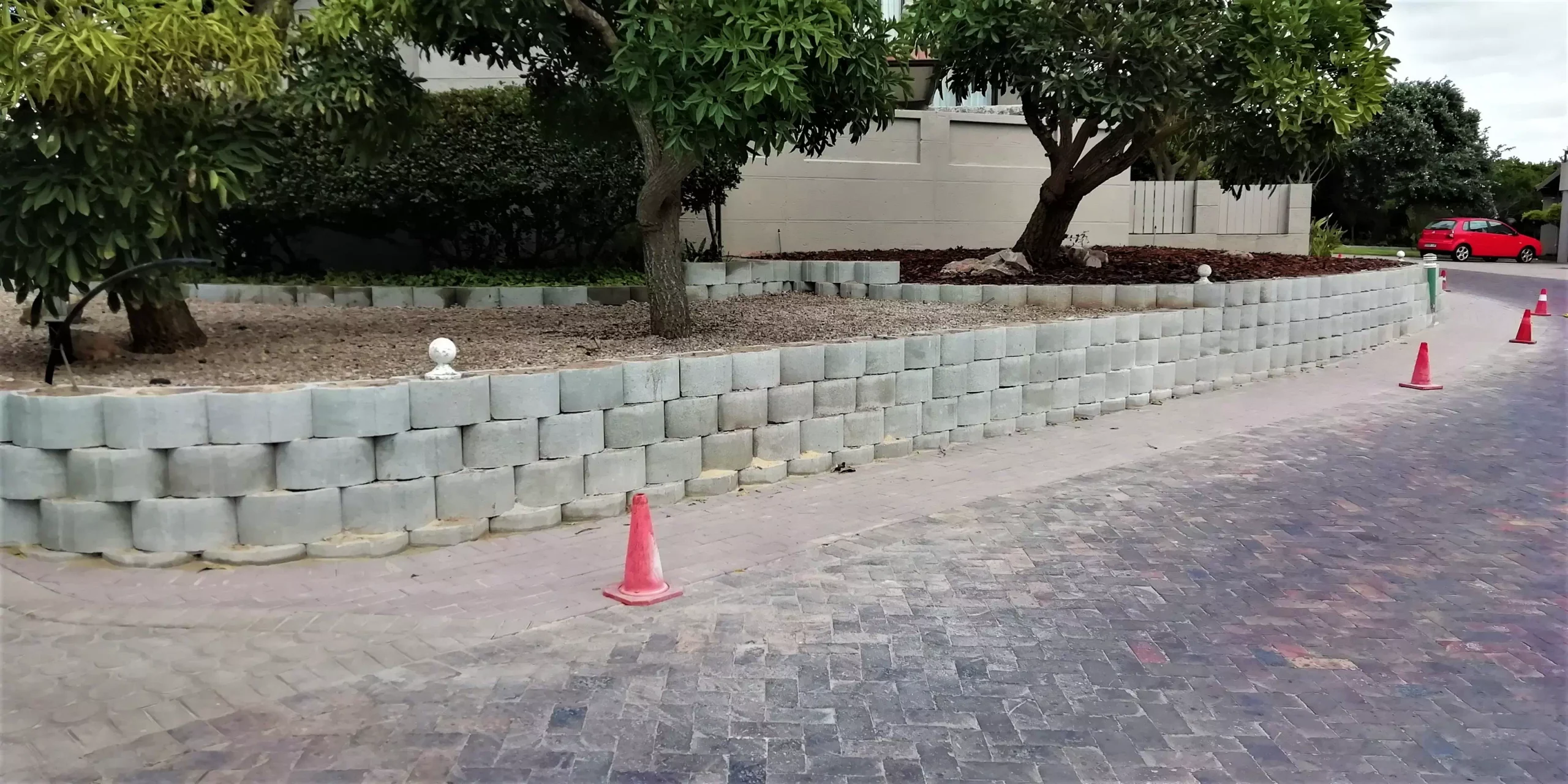 Landscape retaining walls